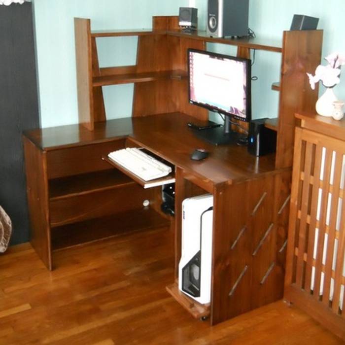 Une vue du bureau équipé de son matériel informatique. homify Bureau moderne Bois massif Marron Bureaux