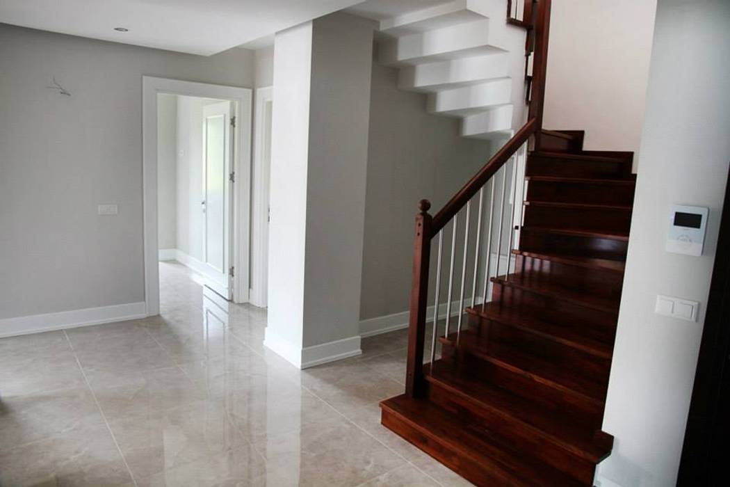 homify Modern Corridor, Hallway and Staircase