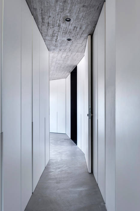 Duplex Penthouse in Tel Aviv, toledano + architects toledano + architects Walk in closets de estilo minimalista Concreto