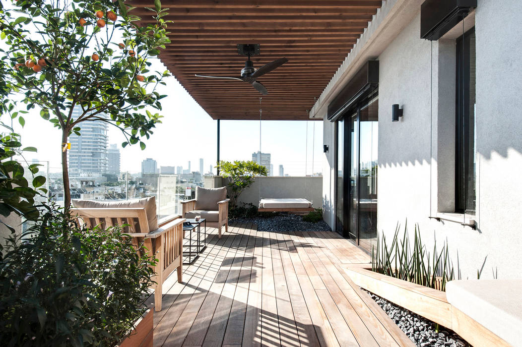 Duplex Penthouse in Tel Aviv, toledano + architects toledano + architects Балкон и терраса в стиле минимализм Дерево Эффект древесины