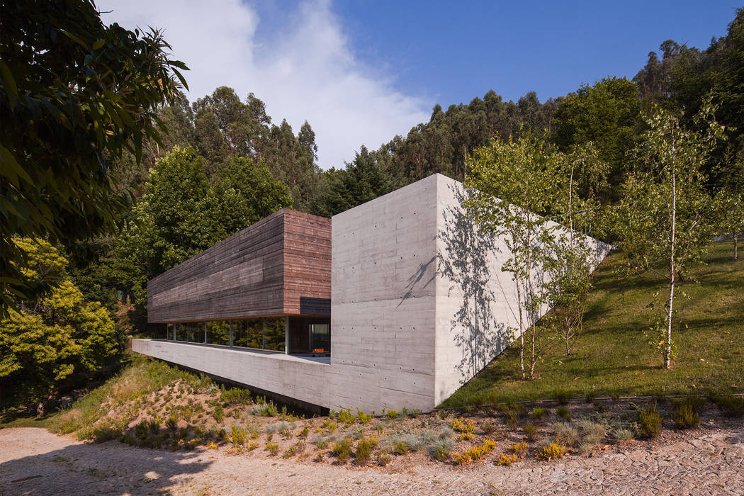 Casa do Gerês, Carvalho Araújo Carvalho Araújo 現代房屋設計點子、靈感 & 圖片 水泥