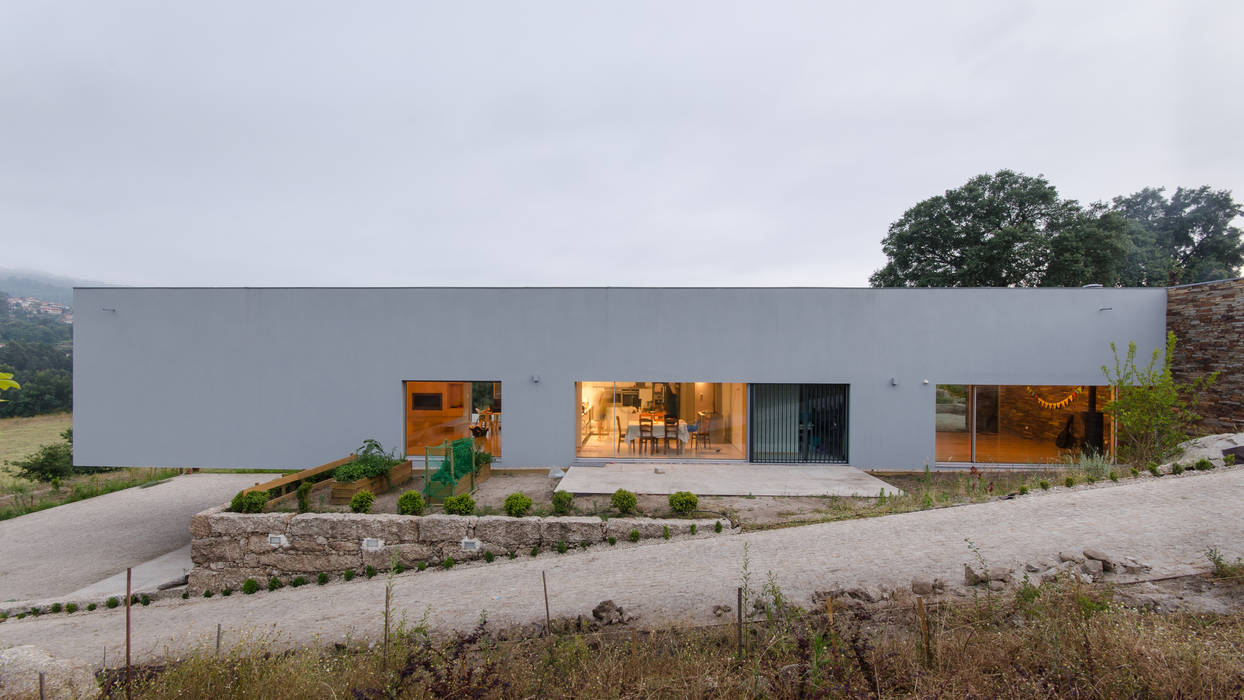 Habitação Unifamiliar Monte dos Saltos, olgafeio.arquitectura olgafeio.arquitectura Casas de estilo minimalista