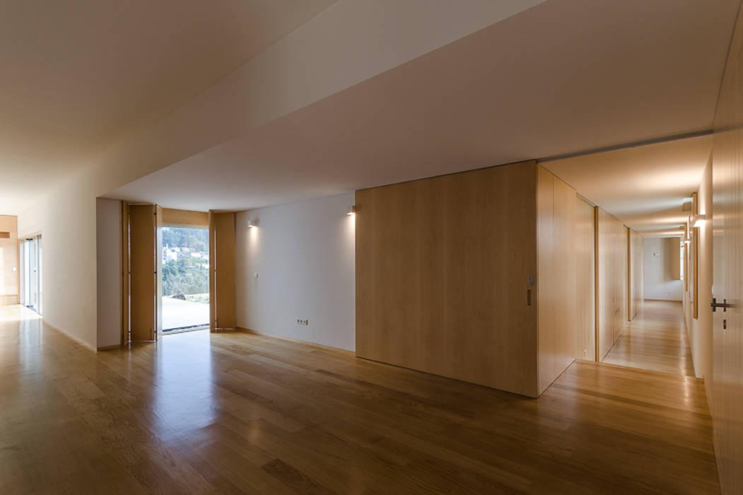 Habitação Unifamiliar Monte dos Saltos, olgafeio.arquitectura olgafeio.arquitectura Minimalist corridor, hallway & stairs