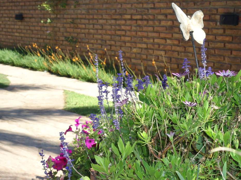 PAISAJE PARQUE VIVIENDA CHALET, milena oitana milena oitana Eclectic style garden