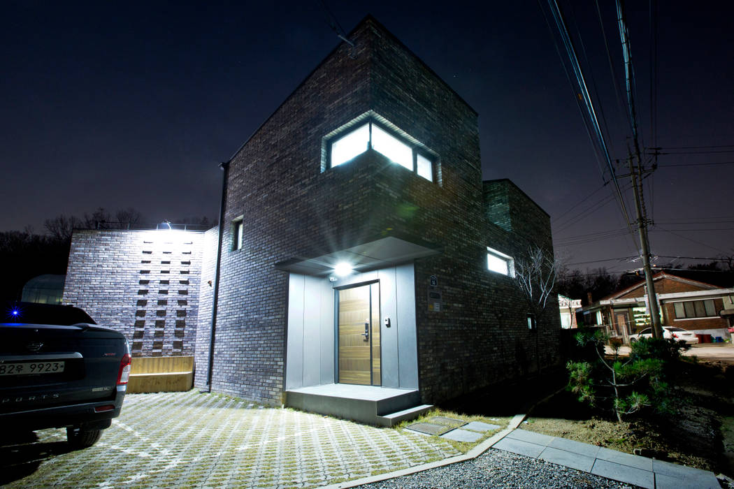 관산동 주택, GongGam Urban Architecture & Construction GongGam Urban Architecture & Construction 모던스타일 복도, 현관 & 계단