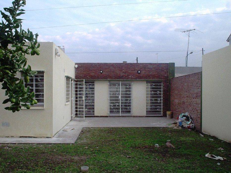 Casa en Berazategui AyC Arquitectura Casas modernas: Ideas, imágenes y decoración