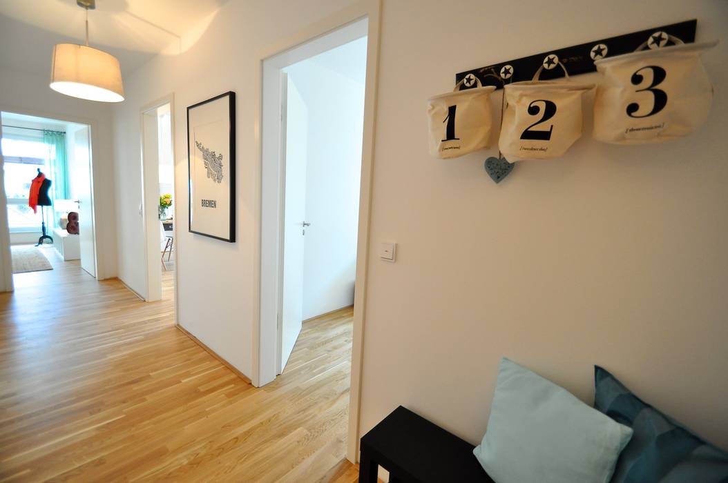 Kleine Musterwohnung In Turkis Orange Flur Diele Treppenhaus Im Landhausstil Von Karin Armbrust Home Staging Landhaus Homify