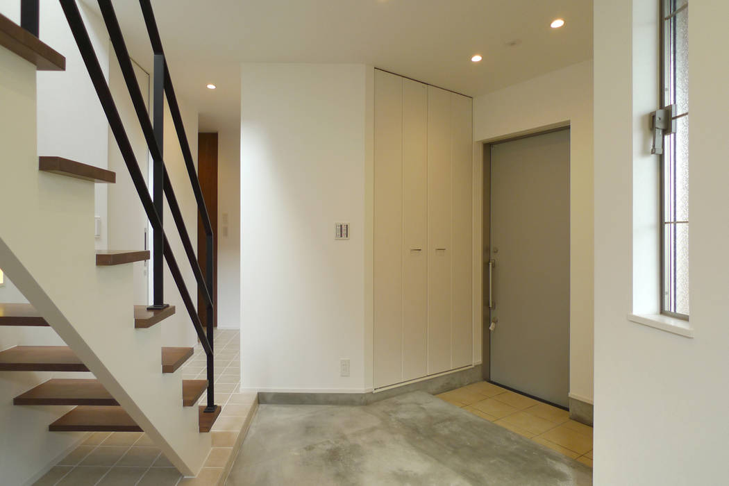 ホール土間 ＯＡＲＫ一級建築士事務所 モダンスタイルの 玄関&廊下&階段