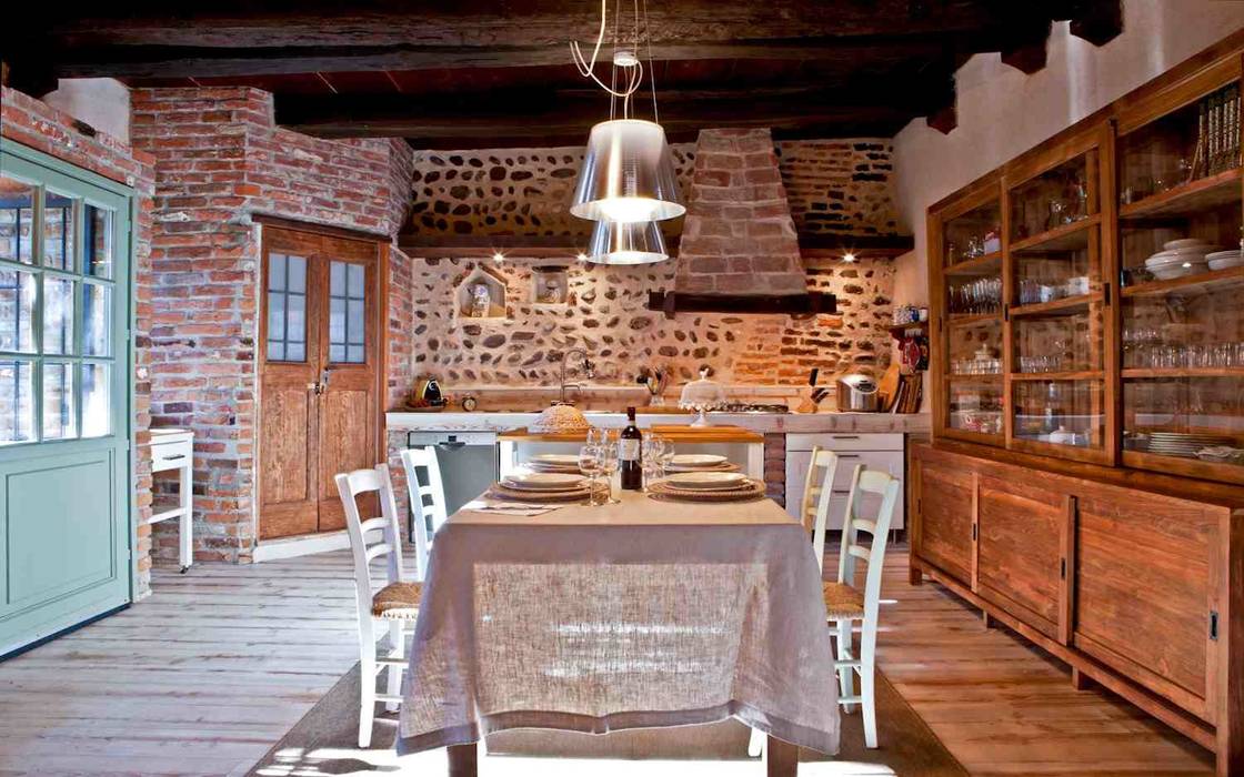 Vista della cucina Fabio Carria Cucina in stile rustico Tavolo,Finestra,Di legno,Illuminazione,Interior design,Color legno,Pavimentazione,Pavimento,Trave,Sedia