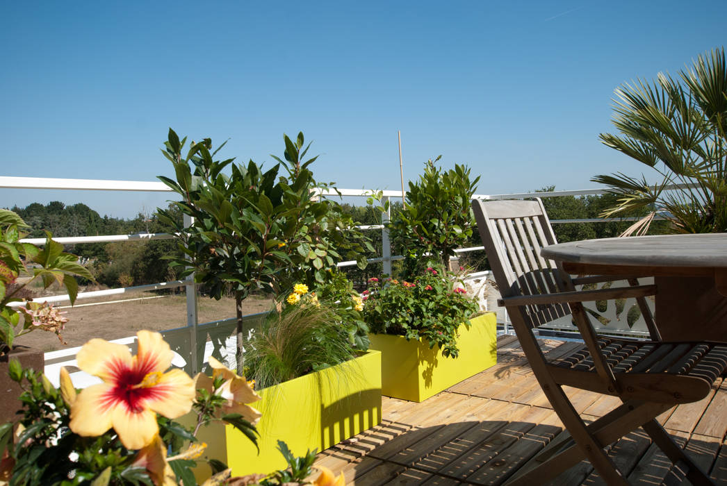 Aménagement d’une terrasse plein sud de 45 m², Vertigo jardins Vertigo jardins Balcon, Veranda & Terrasse modernes