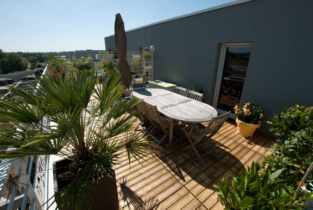 Aménagement d’une terrasse plein sud de 45 m², Vertigo jardins Vertigo jardins Nowoczesny balkon, taras i weranda