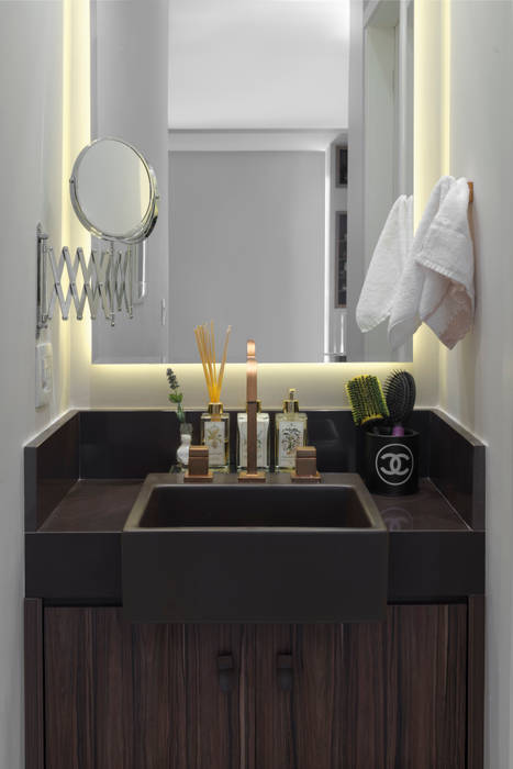 Banheiro com lavatório e espelho com iluminação Carina Dal Fabbro Arquitetura e Interiores Ltda Banheiros modernos Mármore