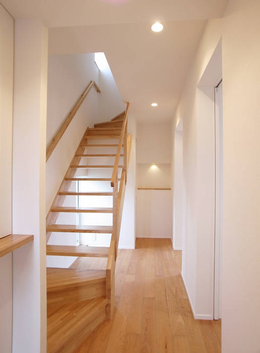 大屋根の家, 祐成大秀建築設計事務所 祐成大秀建築設計事務所 Scandinavian style corridor, hallway& stairs Wood Wood effect
