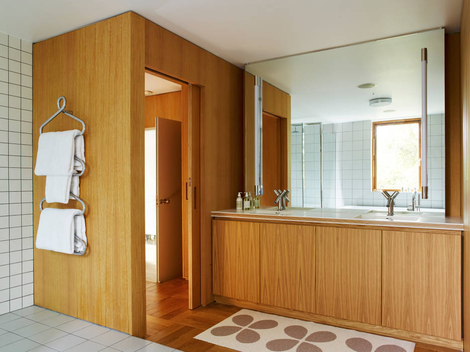 Oak wall elevation & sliding door Holloways of Ludlow Bespoke Kitchens & Cabinetry Modern bathroom Solid Wood Multicolored Sinks