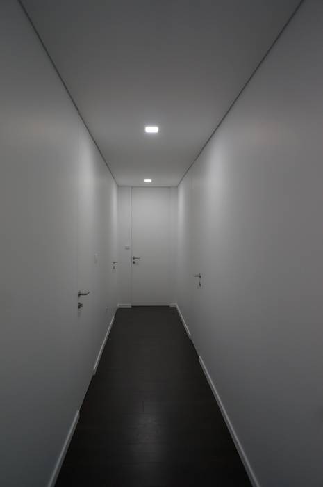 Modern corridor, hallway & stairs by Lethes House Modern