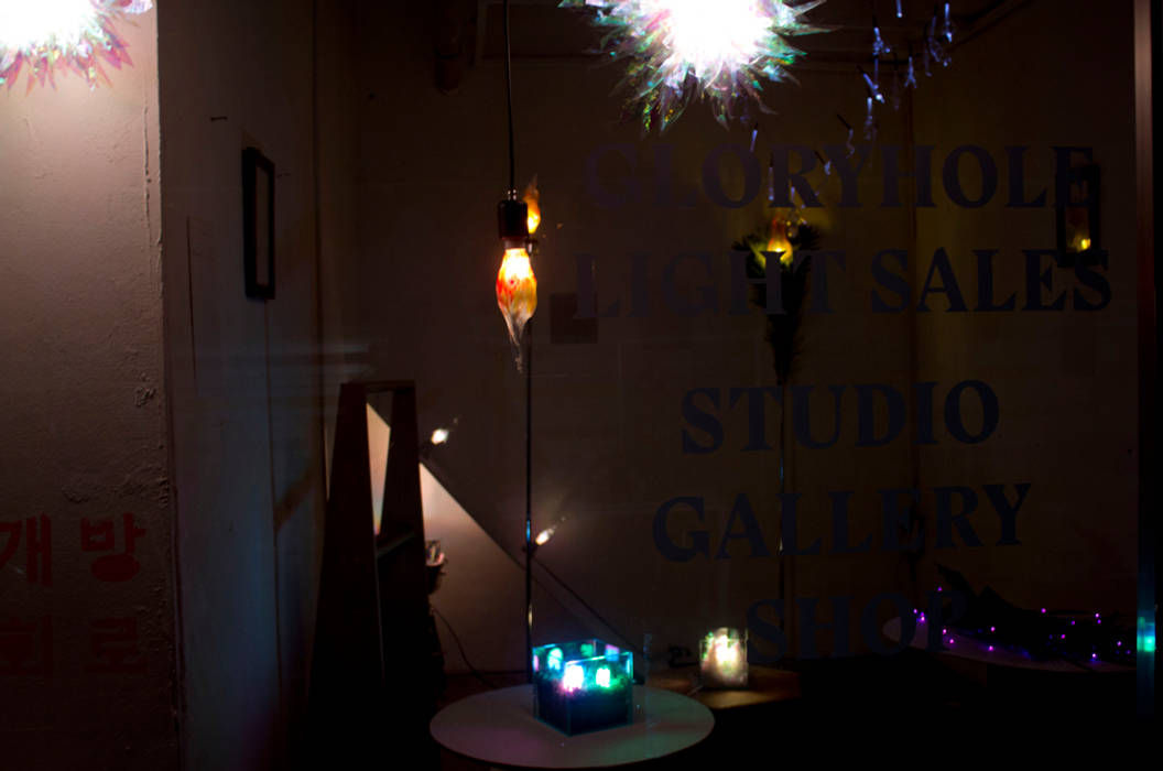 전시 Installation view 글로리홀 GLORYHOLE LIGHT SALES 다른 방 조각품