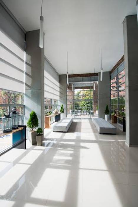 Lobby Finito Apartamentos para Coninsa Ramón H, Maria Mentira Studio Maria Mentira Studio Eclectic style corridor, hallway & stairs Wood Wood effect Accessories & decoration