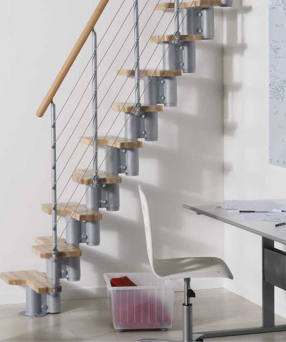 Perfecta para pequeños espacios homify Escaleras Madera maciza Multicolor Escaleras