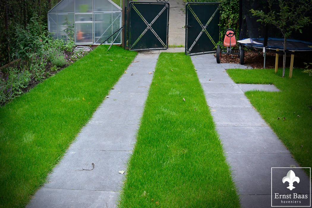 Tuin bij een autentieke woning in Gouda, Ernst Baas Hoveniers B.V. / Ernst Baas Tuininrichting B.V. Ernst Baas Hoveniers B.V. / Ernst Baas Tuininrichting B.V. Classic style garden