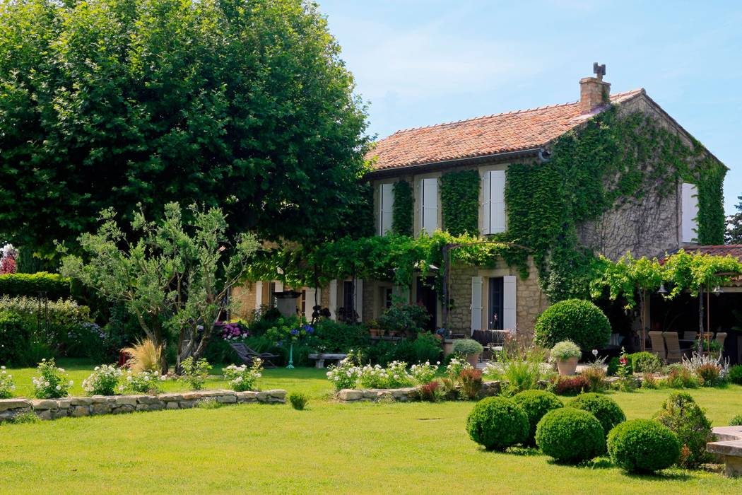 Jardin champêtre CONCEPTUELLES PAYSAGE ET DECORATION Jardin méditerranéen Plante,Immeuble,Ciel,Fenêtre,Vert,Arbre,loger,Terrain,Gazon,Paysage naturel