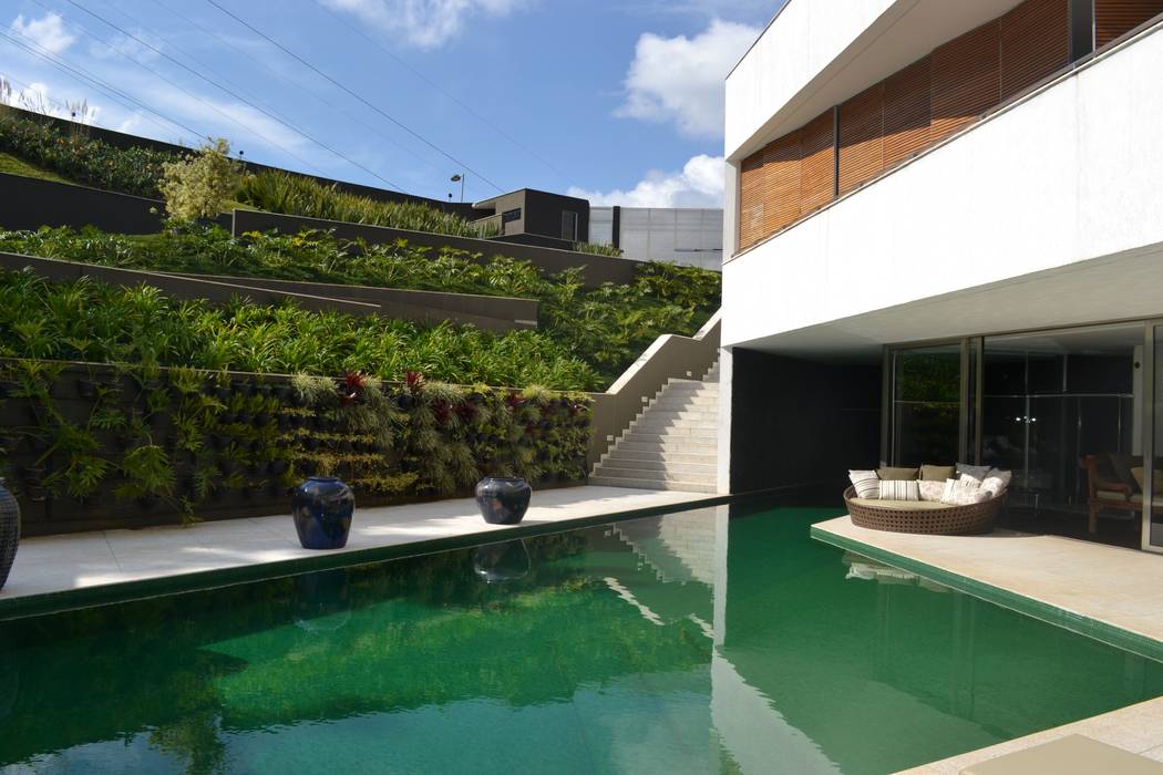 RESIDÊNCIA VILA CASTELA, Juliana Goulart Arquitetura e Design de Interiores Juliana Goulart Arquitetura e Design de Interiores Kolam Renang Modern