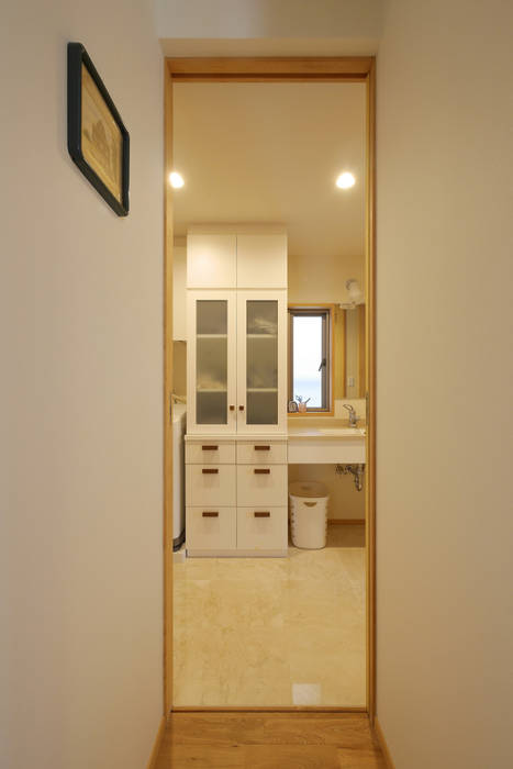 洗面室: 池田デザイン室（一級建築士事務所）が手掛けた折衷的なです。,オリジナル