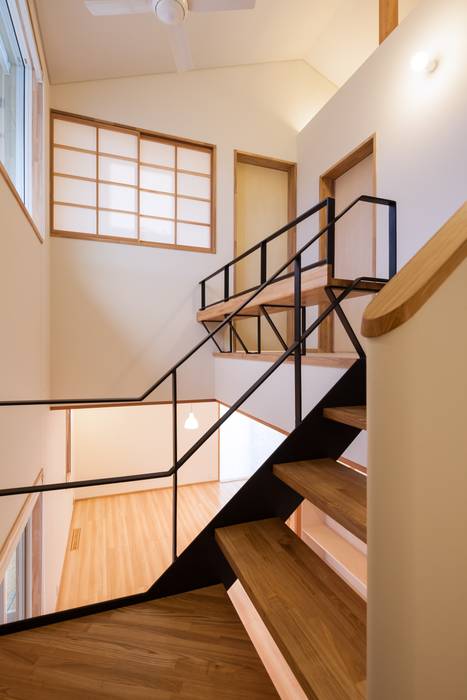 郡山・向作の家, 清建築設計室/SEI ARCHITECT 清建築設計室/SEI ARCHITECT Modern corridor, hallway & stairs