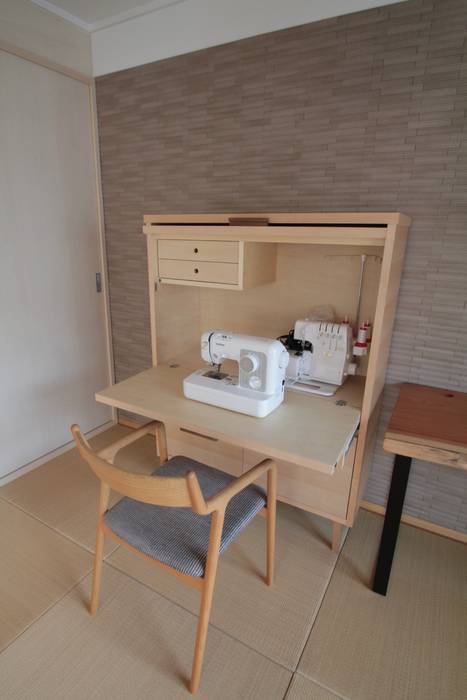 ミシンビューロ 池田デザイン室（一級建築士事務所） 北欧デザインの 多目的室 木 木目調 家具