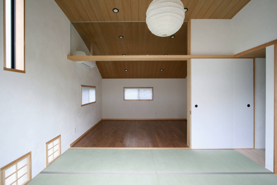 ２階、主寝室 中川龍吾建築設計事務所 モダンスタイルの寝室 木 木目調