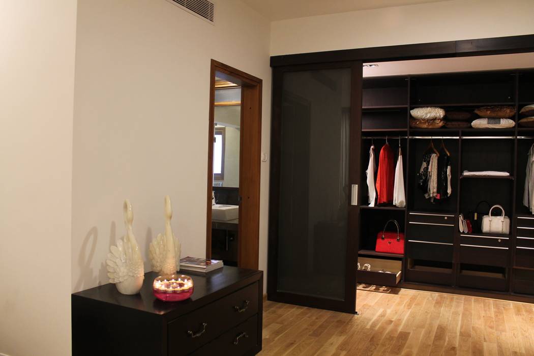 TOTAL ENVIRONMENT, WIND MILLS OF YOUR MIND, BANGALORE. (www.depanache.in) , De Panache - Interior Architects De Panache - Interior Architects Modern dressing room Wardrobes & drawers