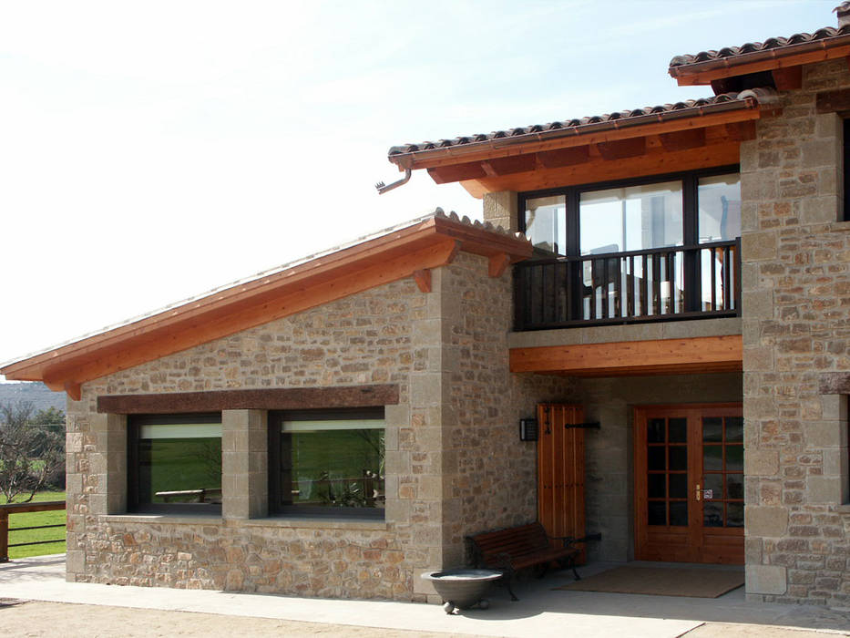 CASA DE PIEDRA Y MADERA, RIBA MASSANELL S.L. RIBA MASSANELL S.L. شبابيك خشب متين Multicolored