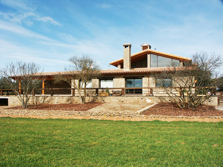 CASA DE PIEDRA Y MADERA, RIBA MASSANELL S.L. RIBA MASSANELL S.L. Country style house Stone