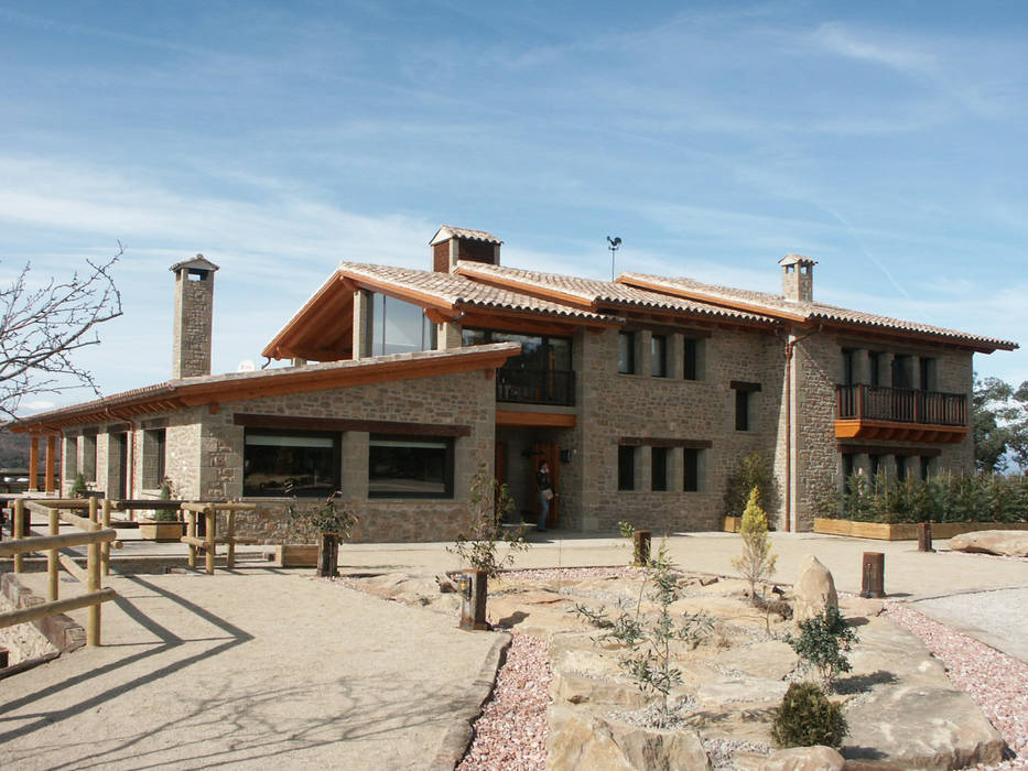 CASA DE PIEDRA Y MADERA, RIBA MASSANELL S.L. RIBA MASSANELL S.L. Casas campestres Pedra