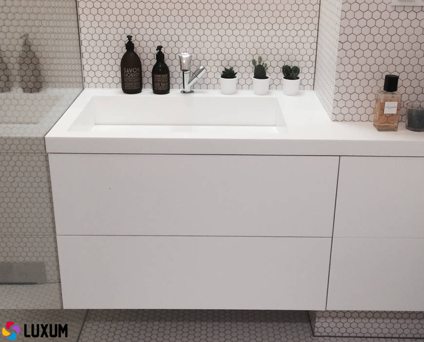 Minimalistyczna umywalka od Luxum, Luxum Luxum ミニマルスタイルの お風呂・バスルーム