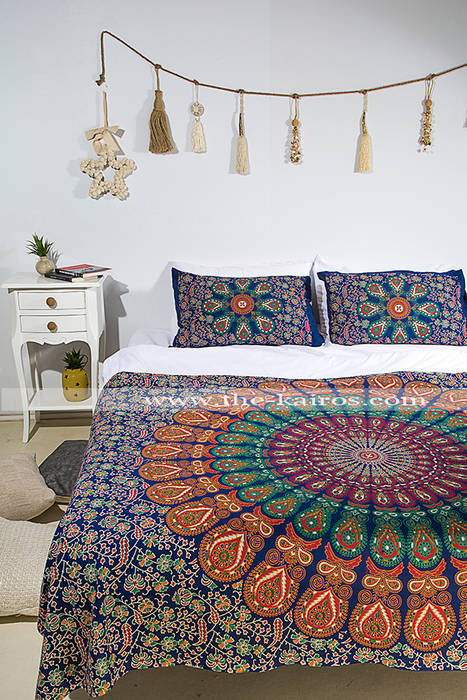 Sita Mandala by the kairos - Mandala Designs For Your Home, THE KAIROS THE KAIROS ラスティックスタイルの 寝室 綿 赤色 テキスタイル