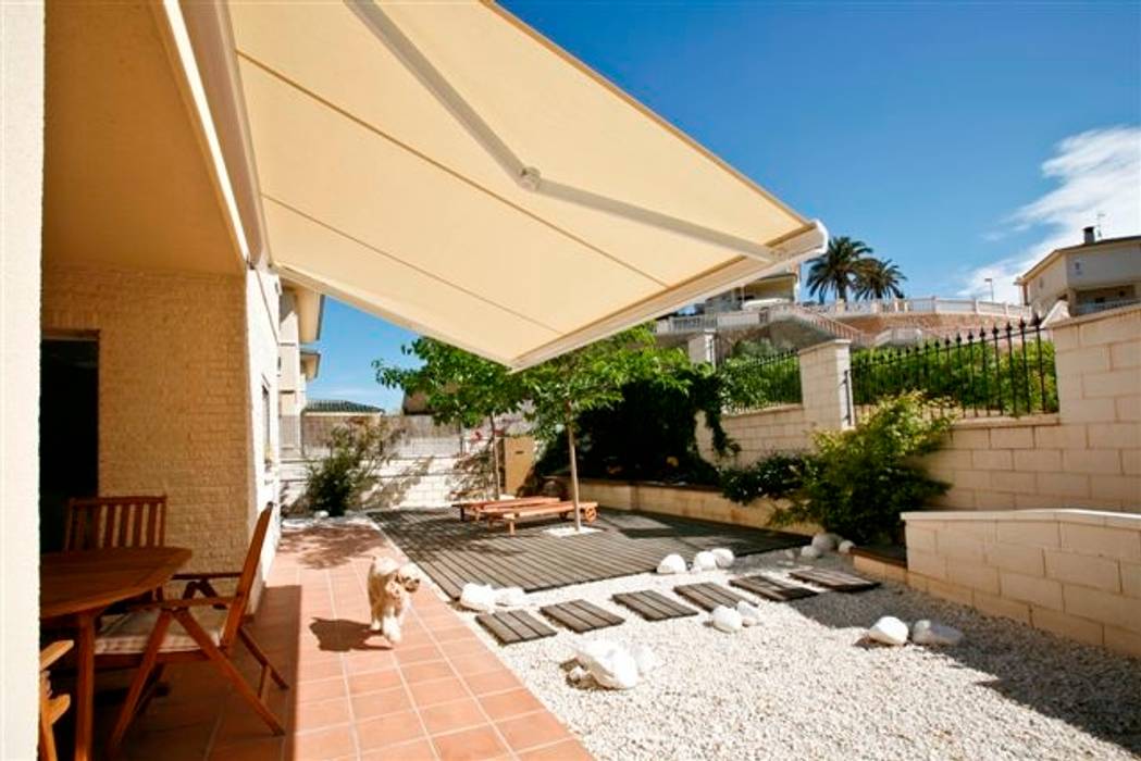 Toldo ARES (con cofre-box) Motorizado homify Jardines de estilo mediterráneo Marquesinas, toldos e invernaderos