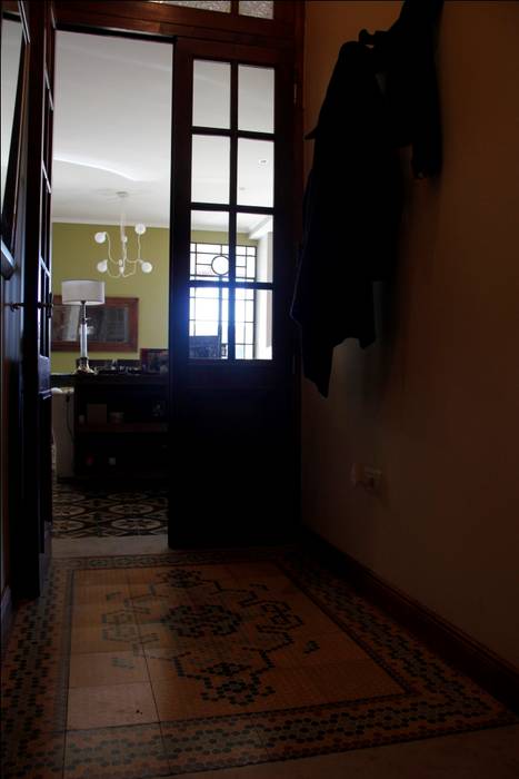 Nowoczesny korytarz, przedpokój i schody od laura zilinski arquitecta Nowoczesny