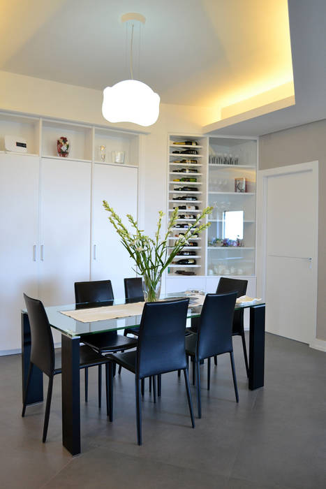 Parete boiserie: sala da pranzo in stile in stile moderno di ... Pareti sala da pranzo