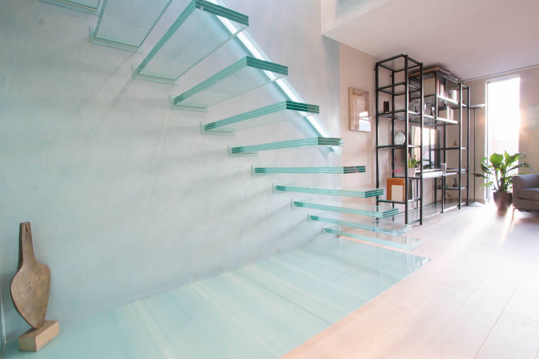 ​A single-flight cantilever staircase crafted in toughened, laminated glass Railing London Ltd 現代風玄關、走廊與階梯 Glass stairs,glass staircases,cantilever stairs,cantilever glass treads,floating glass stairs,floating treads,glass handrail
