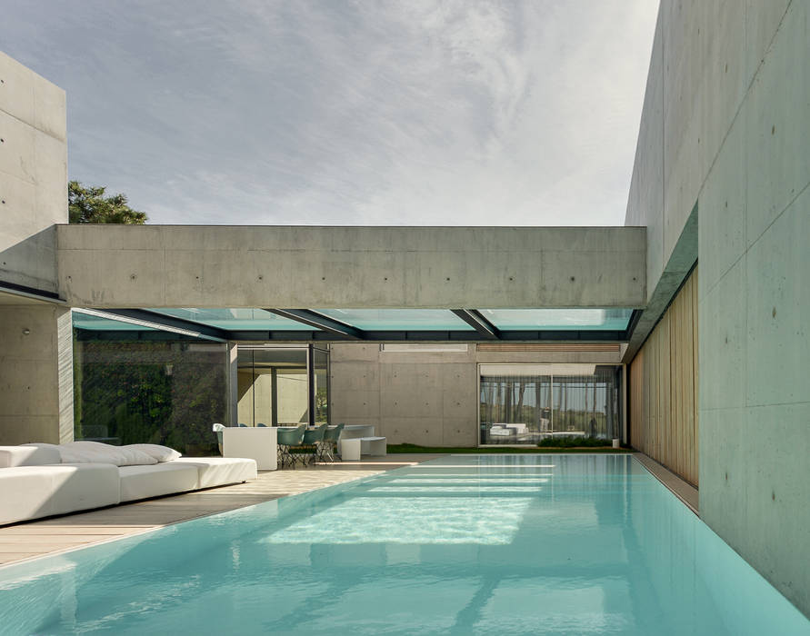 Uma casa que parece um autêntico castelo com 532m2, guedes cruz arquitectos guedes cruz arquitectos Mediterranean style pool Concrete