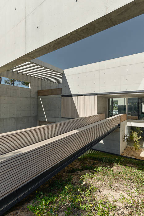 Uma casa que parece um autêntico castelo com 532m2, guedes cruz arquitectos guedes cruz arquitectos Minimalist corridor, hallway & stairs