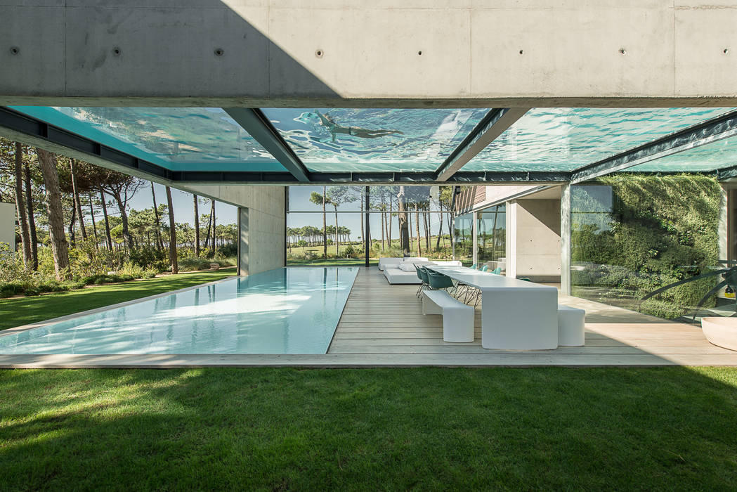 Uma casa que parece um autêntico castelo com 532m2, guedes cruz arquitectos guedes cruz arquitectos Minimalist style garden