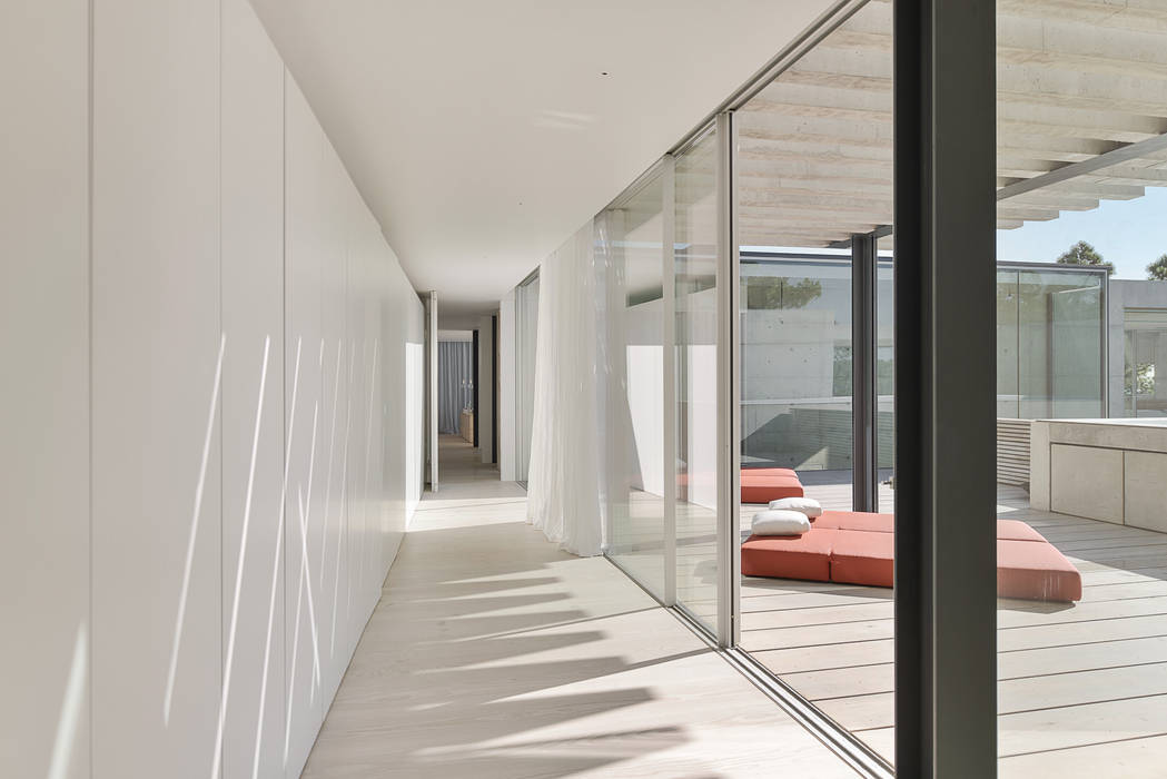 Uma casa que parece um autêntico castelo com 532m2, guedes cruz arquitectos guedes cruz arquitectos Closets minimalistas