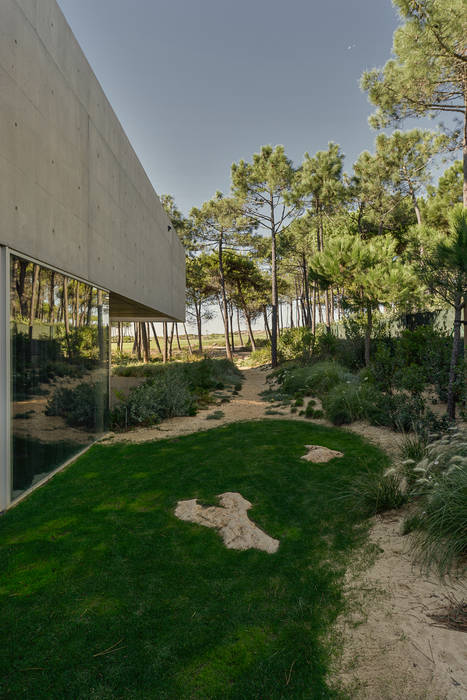 Uma casa que parece um autêntico castelo com 532m2, guedes cruz arquitectos guedes cruz arquitectos Casas de estilo minimalista