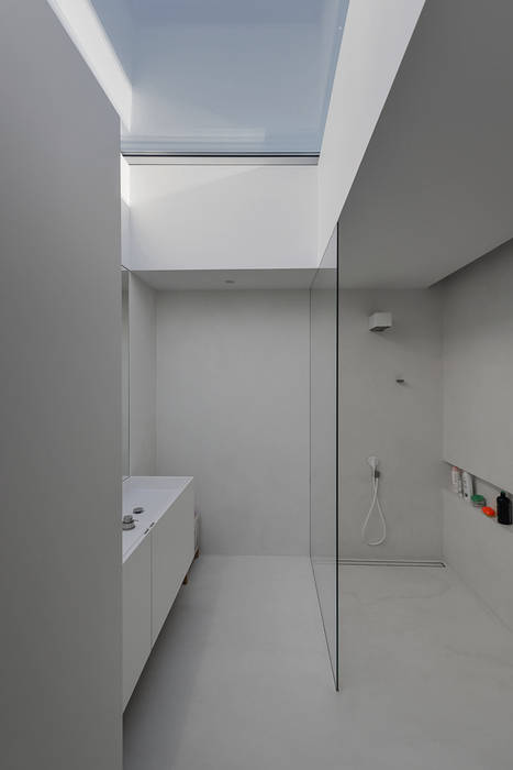 Uma casa que parece um autêntico castelo com 532m2, guedes cruz arquitectos guedes cruz arquitectos Baños de estilo minimalista