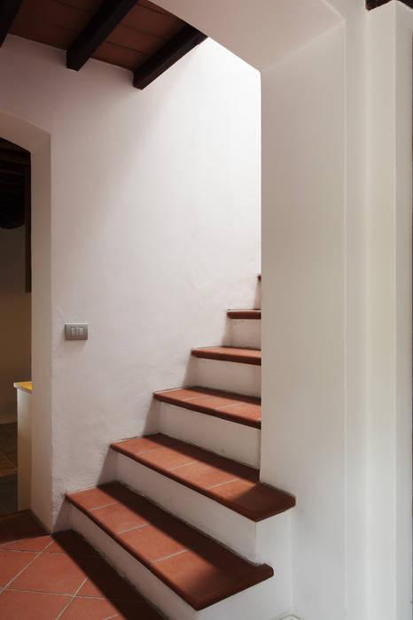 CASA A CAMPIROLI, Officine Liquide Officine Liquide Modern corridor, hallway & stairs