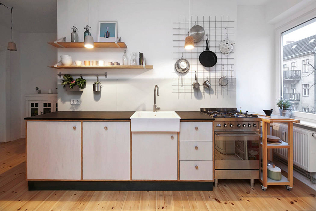 Kleine Küche mit liebevollen Details, Happyhomes Happyhomes Minimalistische Küchen Holz Grau