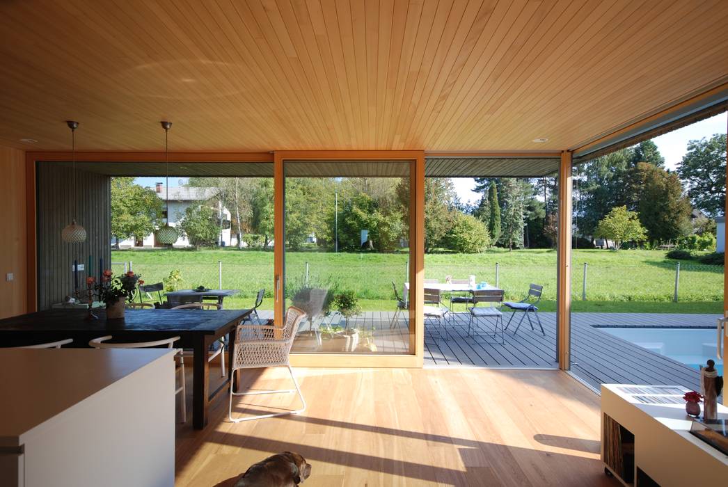 Haus mit Pool statt Garten, schroetter-lenzi Architekten schroetter-lenzi Architekten Modern Dining Room Wood Wood effect