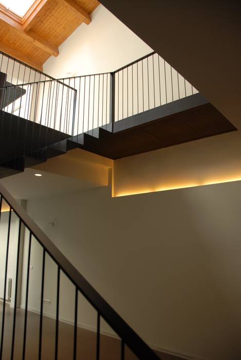 CASA EN EL BARRIO DE SANT ANDREU DE BARCELONA, 4+1 arquitectes 4+1 arquitectes Modern Corridor, Hallway and Staircase