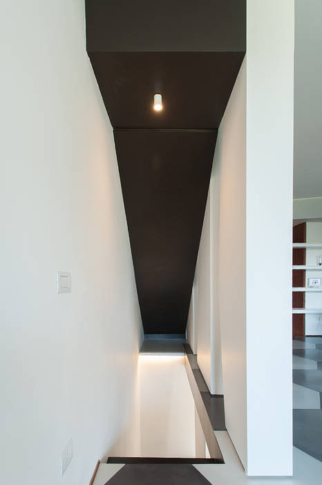 casa GA, 2bn architetti associati 2bn architetti associati Modern corridor, hallway & stairs